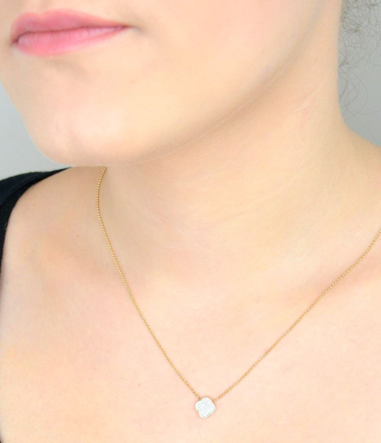 Złoty naszyjnik damski koniczyna z białymi diamentami 585 N10163 Y Zawieszka posiada 41 białych brylantów wielkości 0,09 ct, czystości SI oraz barwie H. 1.jpg